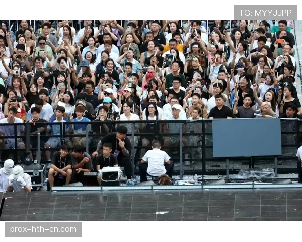 冯彦哲球馆外排队买麻辣烫，手里拎着名牌购物袋，我笑岔气了