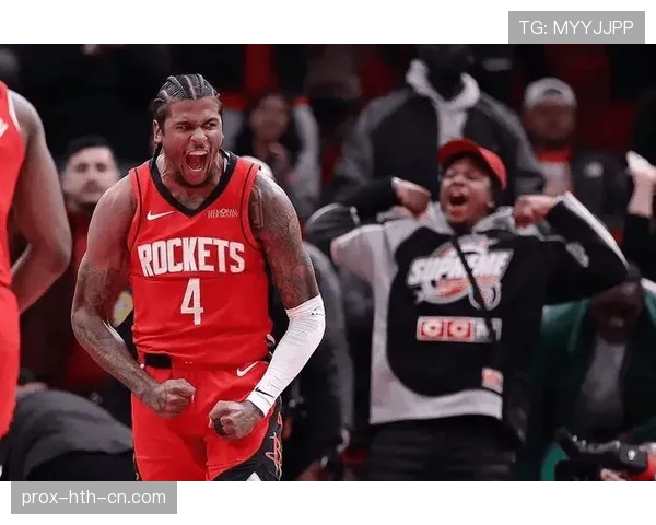 李梦球场像铁人，换下球鞋那一刻立马变阔太